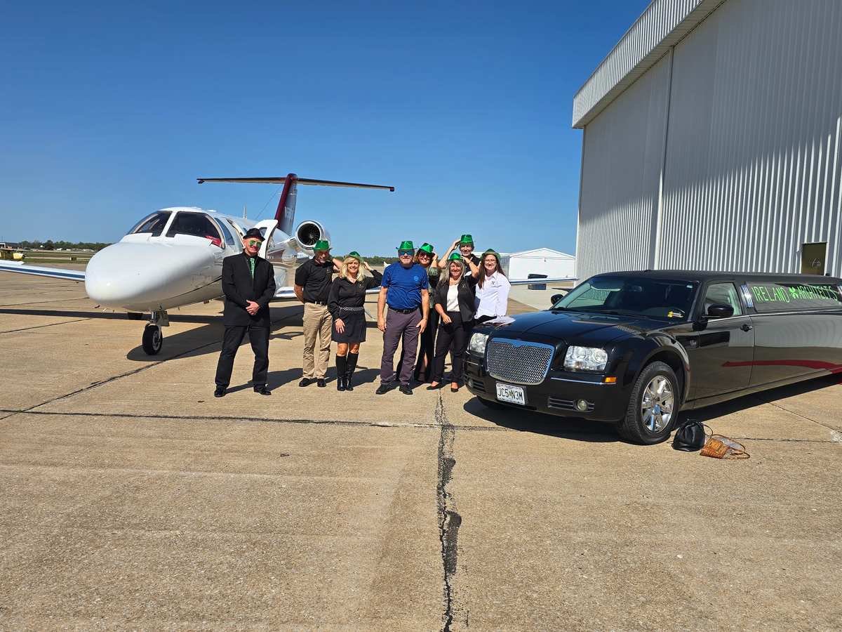 The Executive Luxury Limo at Airport - Springfield MO Corporate Transportation