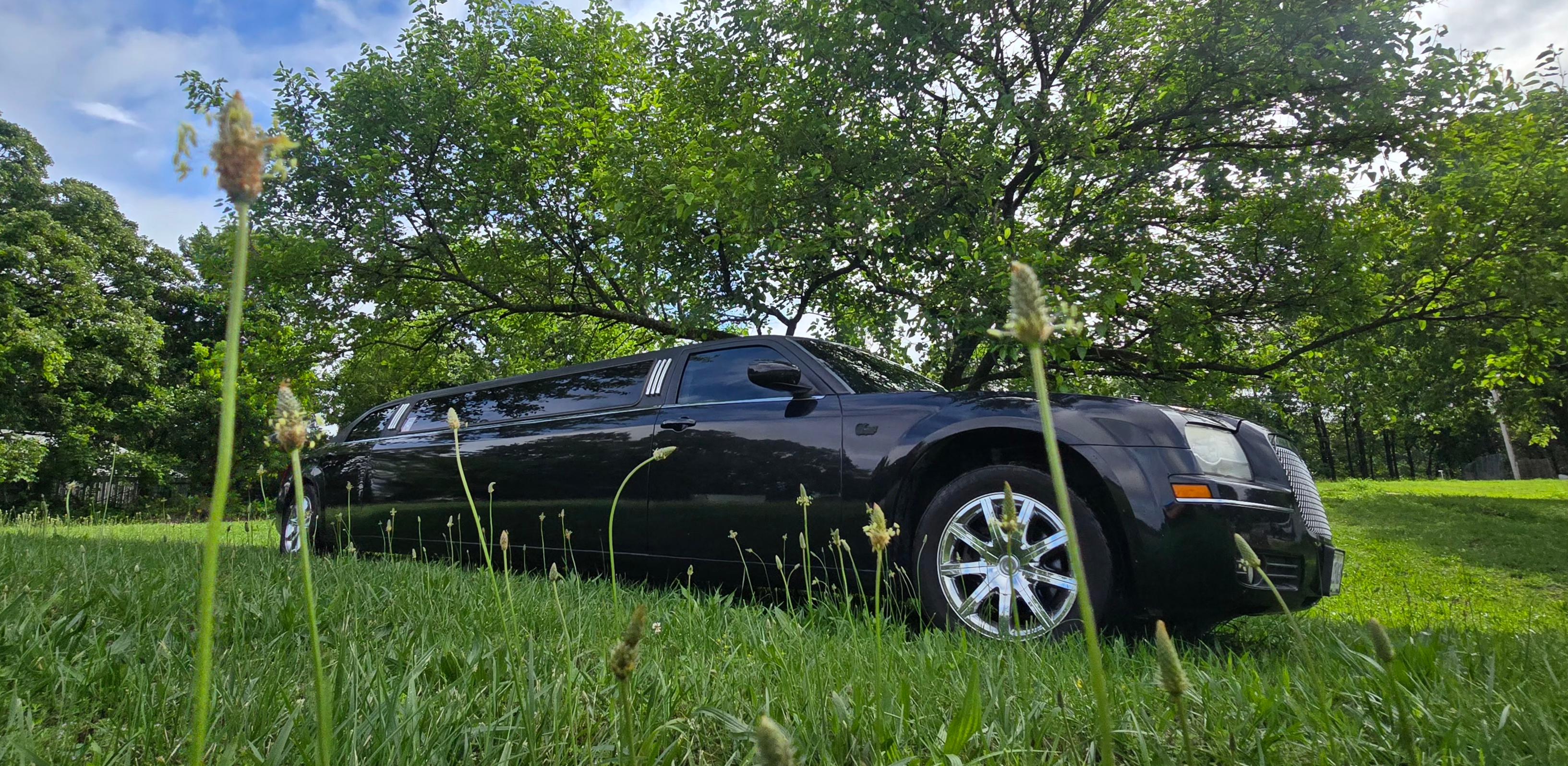 The Executive Chrysler 300 Luxury Limo Springfield MO - Ground Level View