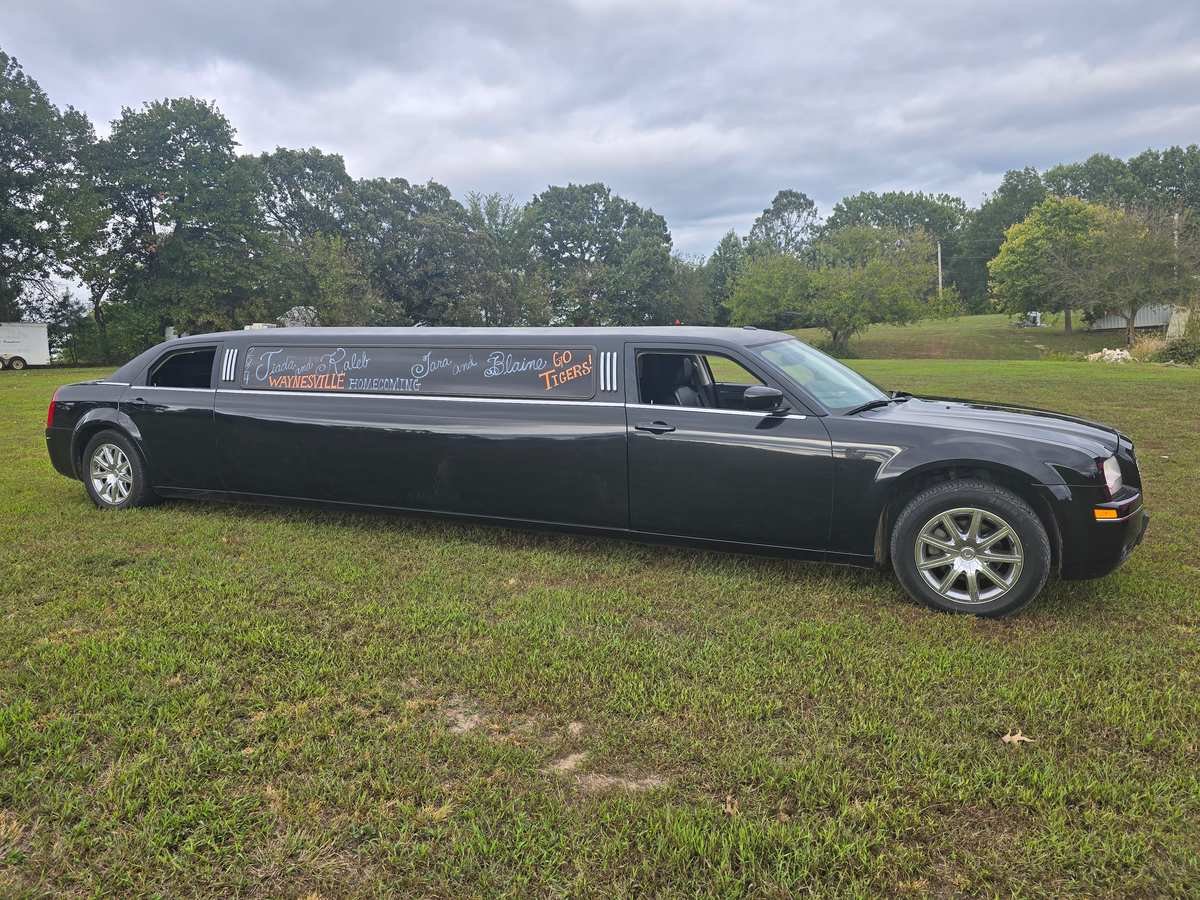 The Executive Chrysler 300 Limo Springfield Missouri - Exterior