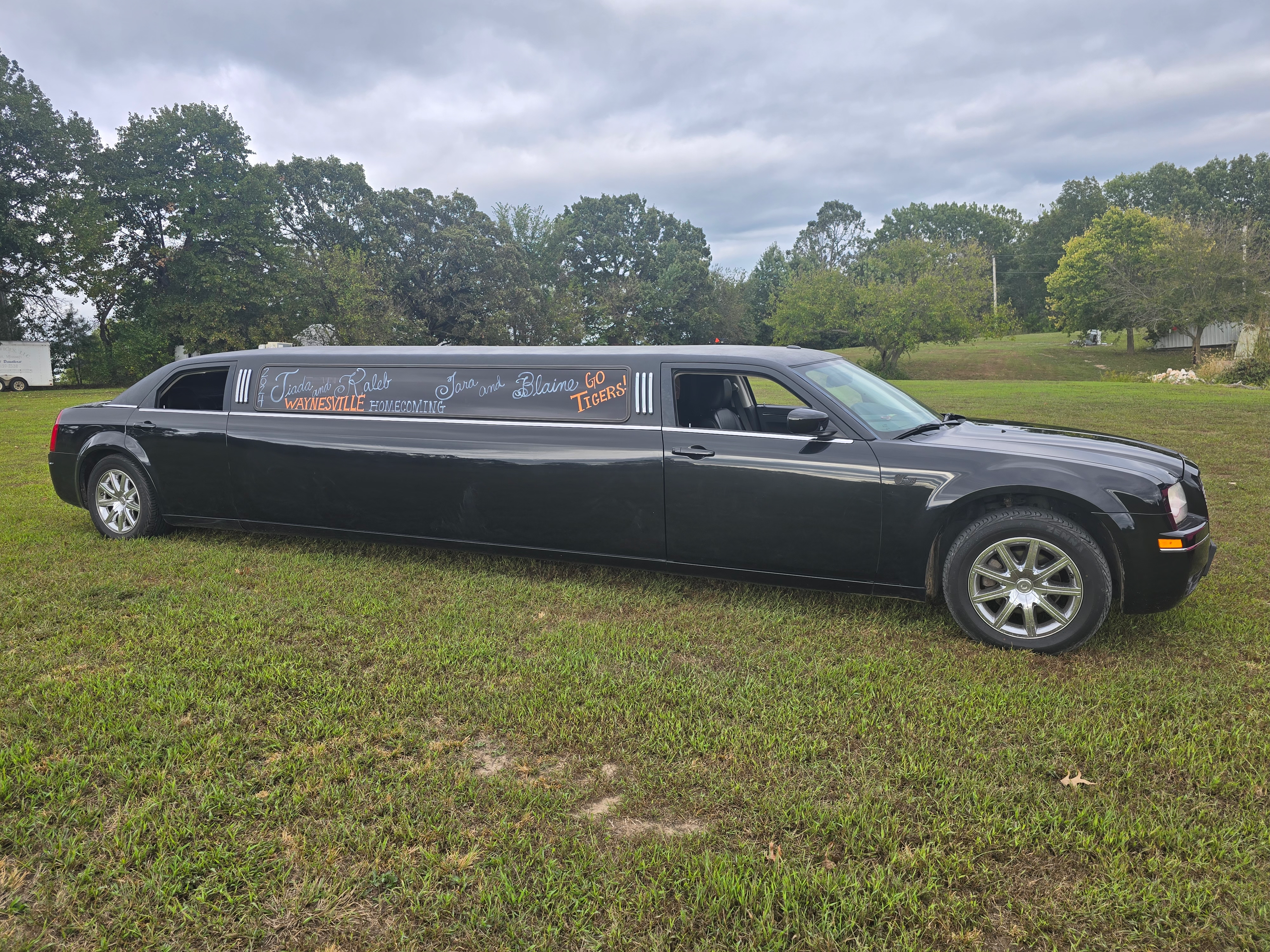 The Executive Chrysler 300 Limo Springfield Missouri - Exterior