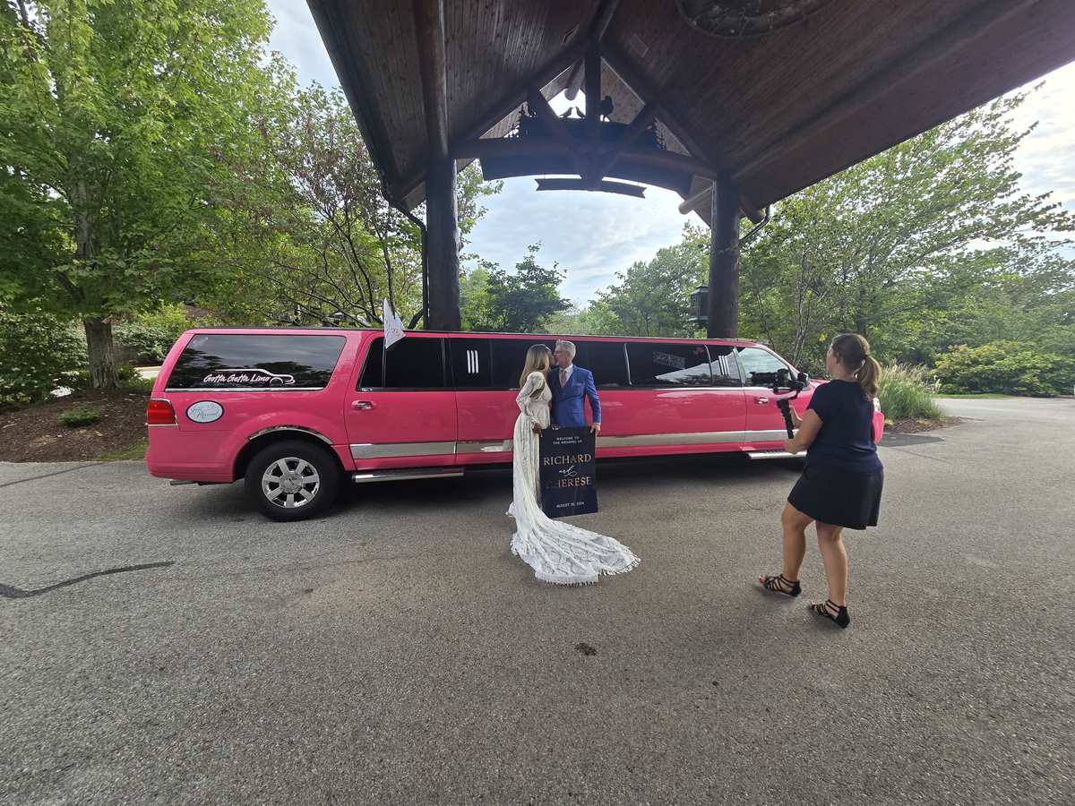 Wedding with Pinkey the pink limo